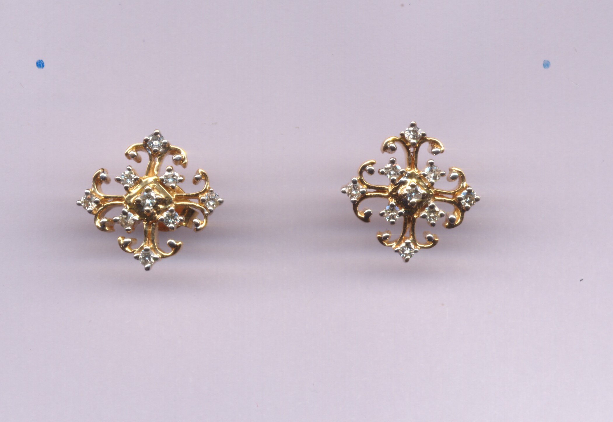 Beautiful 18 Kt Gold  Natural Diamond Earing